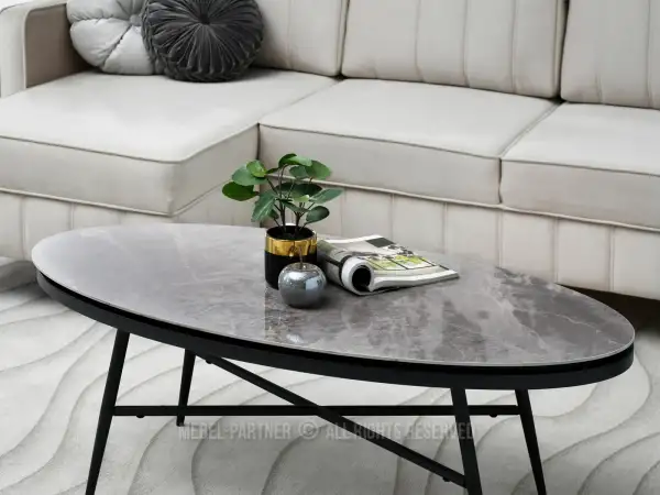 Owalny stolik ze szklanym blatem i drewnem - połączenie elegancji i funkcjonalności
